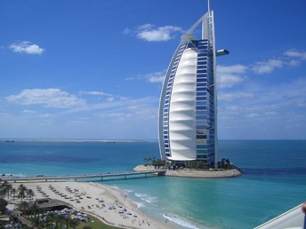 Das Luxushotel Burj al Arab ist eines der Wahrzeichen Dubais.